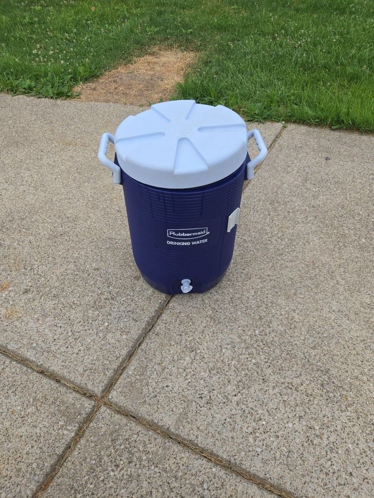 Rubbermaid Drinking Water Container