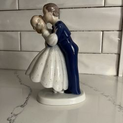 Porcelain Husband And Wife Wedding Statue