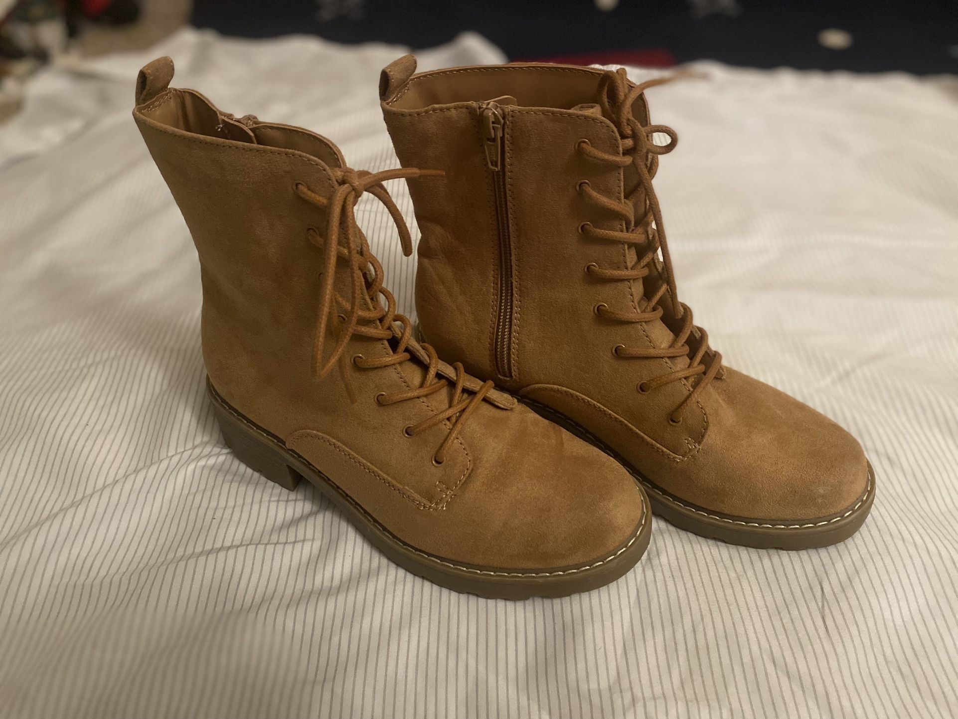 BRAND NEW WOMANS boots