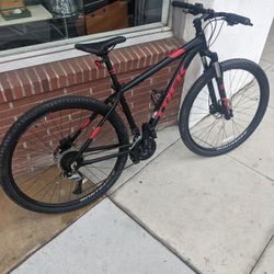 Trek Marlin 7 Mountain Bike 
