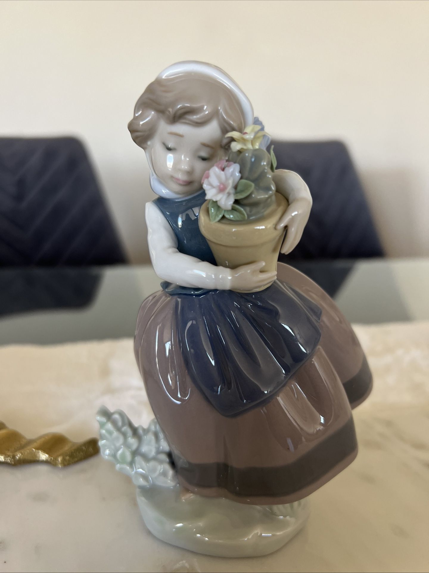 Lladro Gloss Finish Porcelain Figurine "Girl with Flowers"