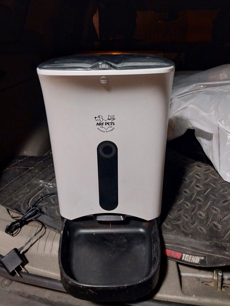 Automatic Feeder With Voice Recording