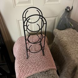 WINE BOTTLE HOLDER