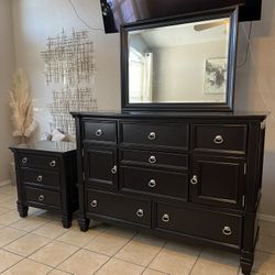 Big wooden Dresser and Nightstand, drawers works great, Good condition! (Black color) 