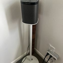 3 Sonos Speakers With Stand 