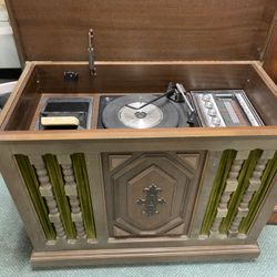 Vintage Record Player / 8track / Am/fm Radio