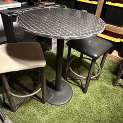 🚨🚨🚨🚨 ROUND BAR TABLE AND STOOLS