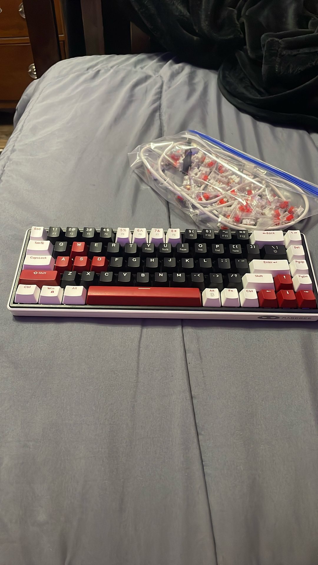Magegee sky 68 65% keyboard rgb background with white keycaps and red keycaps hot swappable wired