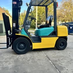 Pneumatic KOMATSU 25. Forklift. Capacity 5000 Lb. New Outdoor Tires. 80” High. Triple mast. Side Shift. Dual Engine. Gasoline/LPG. Only 6500 Hours. 