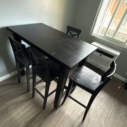 Comedor negro 4 sillas altas $60