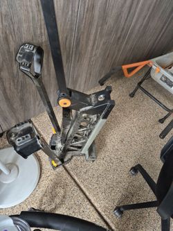 Retractable bench vise