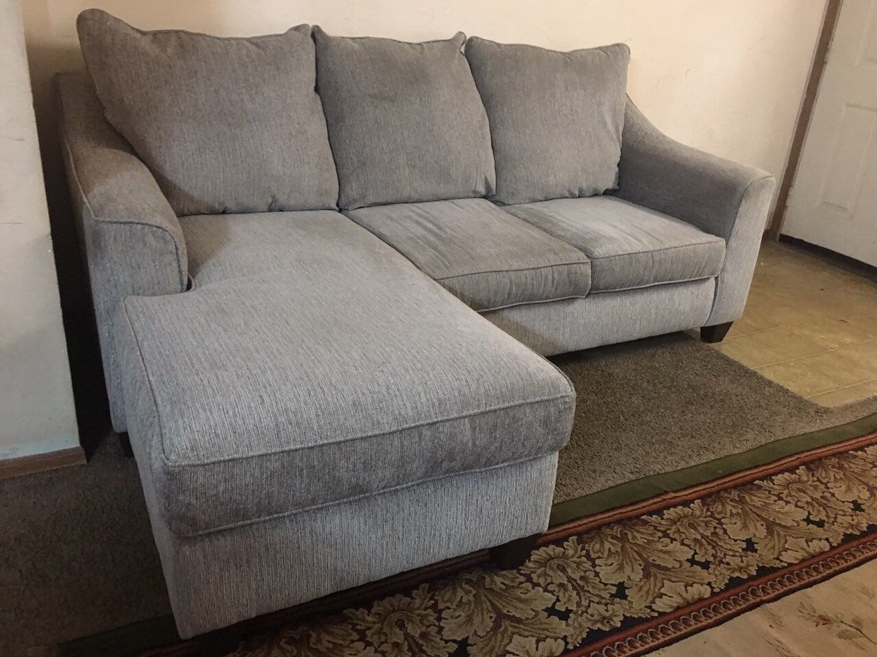 Sectional couch it’s two-piece it’s gray nothing wrong with it and overlaps no stains no pets no smoke very comfortable and very nice and beautiful a