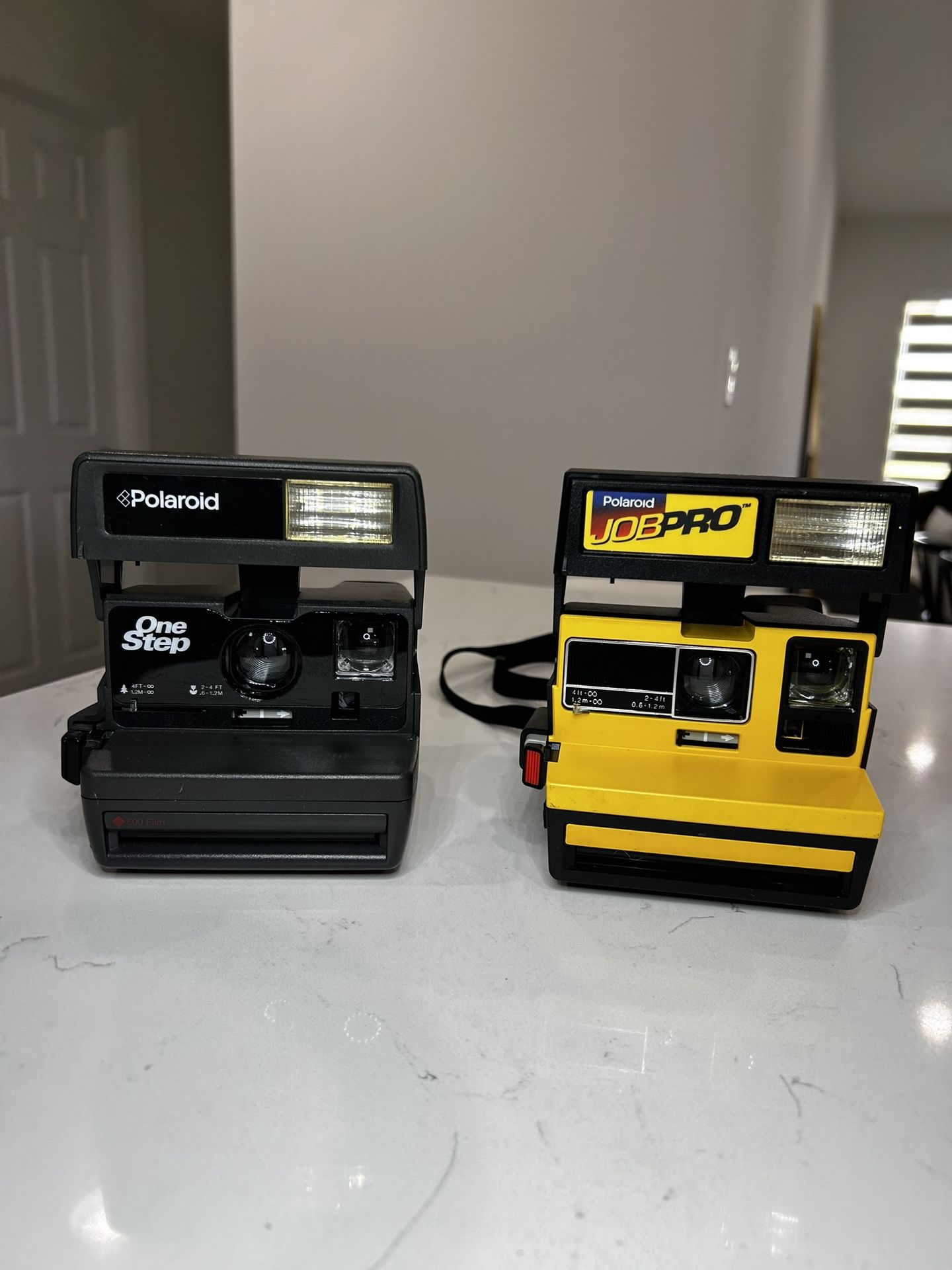 Lot 2 Polaroid Camera One Step 600 and Job Pro Zoom Vintage 