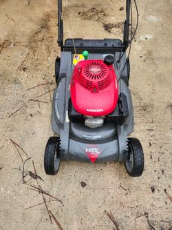 Honda HRX217 21-inch gas-powered rear wheel self-propelled lawn mower FREE DELIVERY & lawn cut
