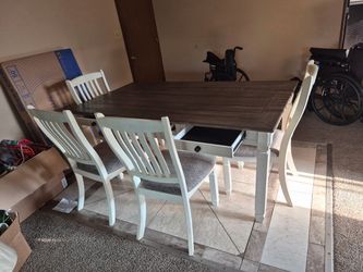 Cozy Dining Table Set