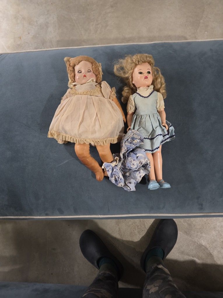 2 Old Dolls 