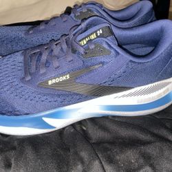 Brooks Adrenaline GTS 24 men's running shoes in a navy blue Size 8 
