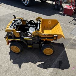 Electric dump truck