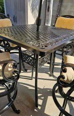 Good Quality high dining set with 4 Barstools chairs and umbrella/outdoor Furniture/Cash Only