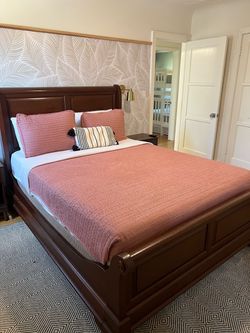 Solid Wood Simply Amish Queen Sleigh Bed (Excellent Condition) – Includes Mattress & Box Spring