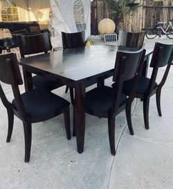 dining room with 6 chairs