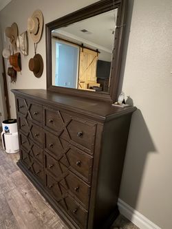 Bedroom furniture set