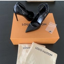 Louis Vuitton call back pump