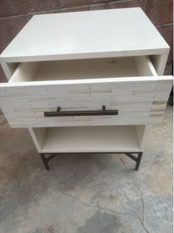 BEAUTIFUL “ WEST ELM “ one drawer SIDE TABLE ( XLNT. ) REDUCED PRICE FOR FAST SALE. ( ONLINE RETAIL. OVER $300. ) DEAL. 👍👍