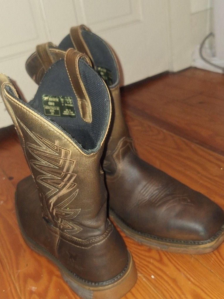 red wing , Irish setter steel toe pull on leather boots .