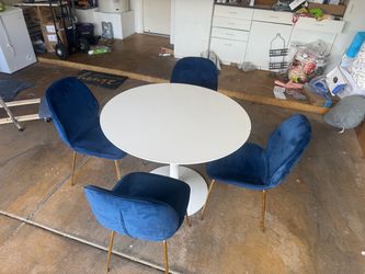 Round White Dining Table with 4 Blue Velvet Chairs