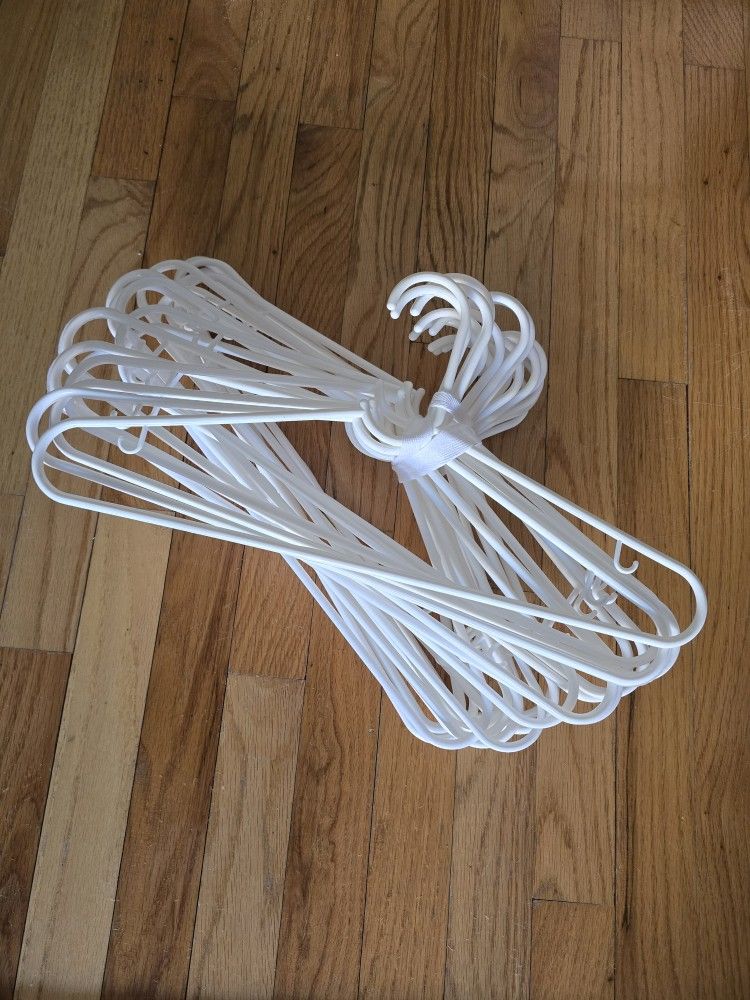 Plastic Hangers (20 Pieces)