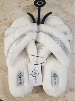 NWT Women's Sole Mates White Fuzzy Faux Fur Cross Strap Slipper/Shoes With Silver Accent Stripes, Size XL (11)!