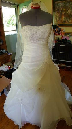 Beautiful Wedding Dress WIth Long Matching Comb Veil EXCELLENT CONDITION