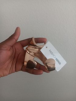 Fashion nova, Playa siren 2 piece hand cuff set