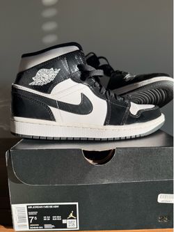 Air Jordan 1 carbon fiber and polished black