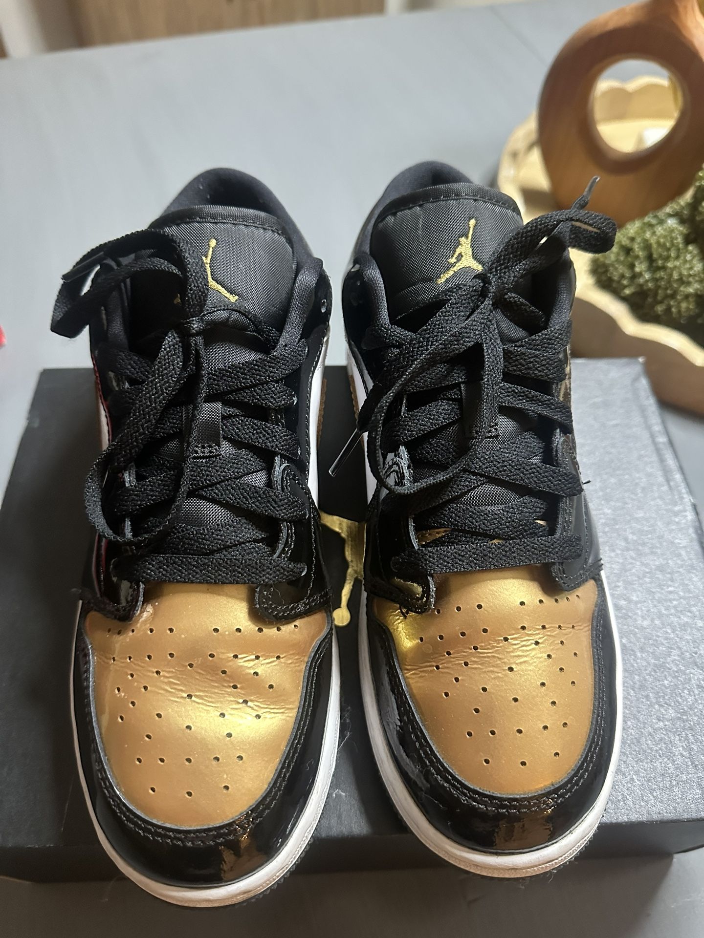 Air Jordan Low SE Gold Toe GS Size