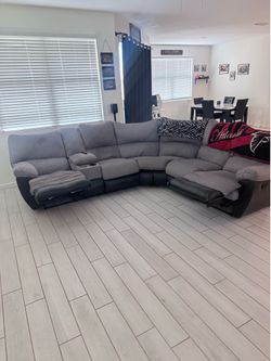 Reclining sectional with center console outlet