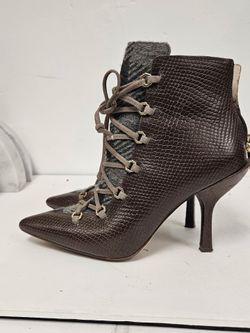 Women’s Size 7.5 Louise et Cie Vanida ankle boots feature a brown embossed leather pointed toe paired with a gray plaid textile