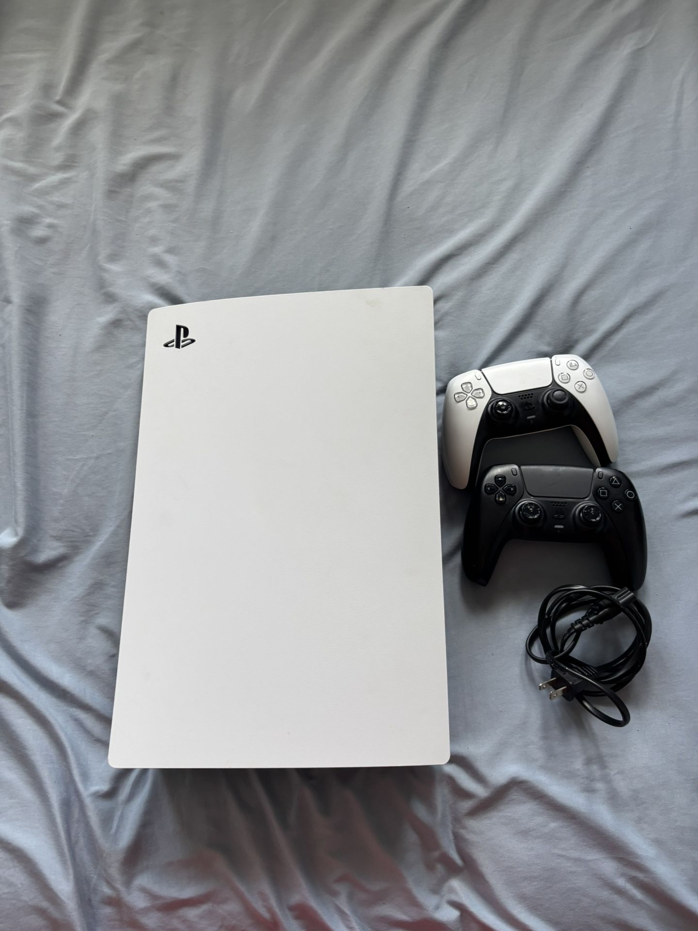 PlayStation 5, Two Controllers Included