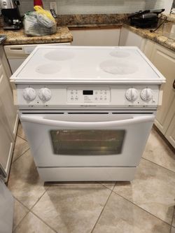 SLIDE IN STOVE IN LIKE NEW CONDITION
