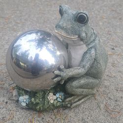 Cute Resin Frog With Silver Glass Gazing Ball Garden Statue 