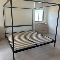🛏️ Modern Canopy Bed Frame – Queen Size