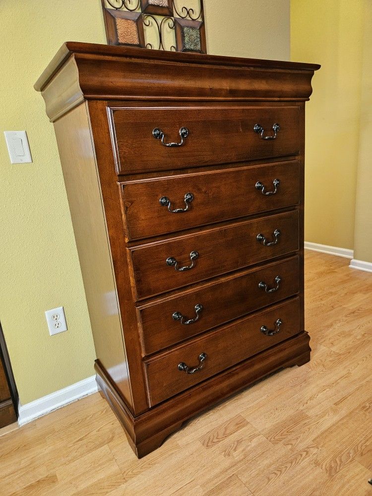 Clean and Nice Brown 5 Drawer Chest / Tall Dresser.