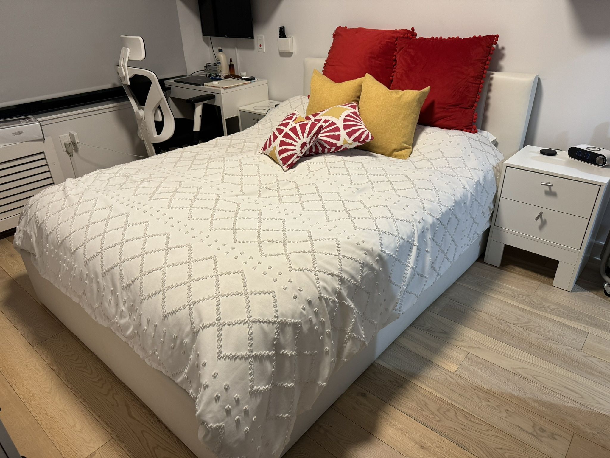 Used Queen Bed with Storage and Mattress – White/ Great Condition! Baxton Studio