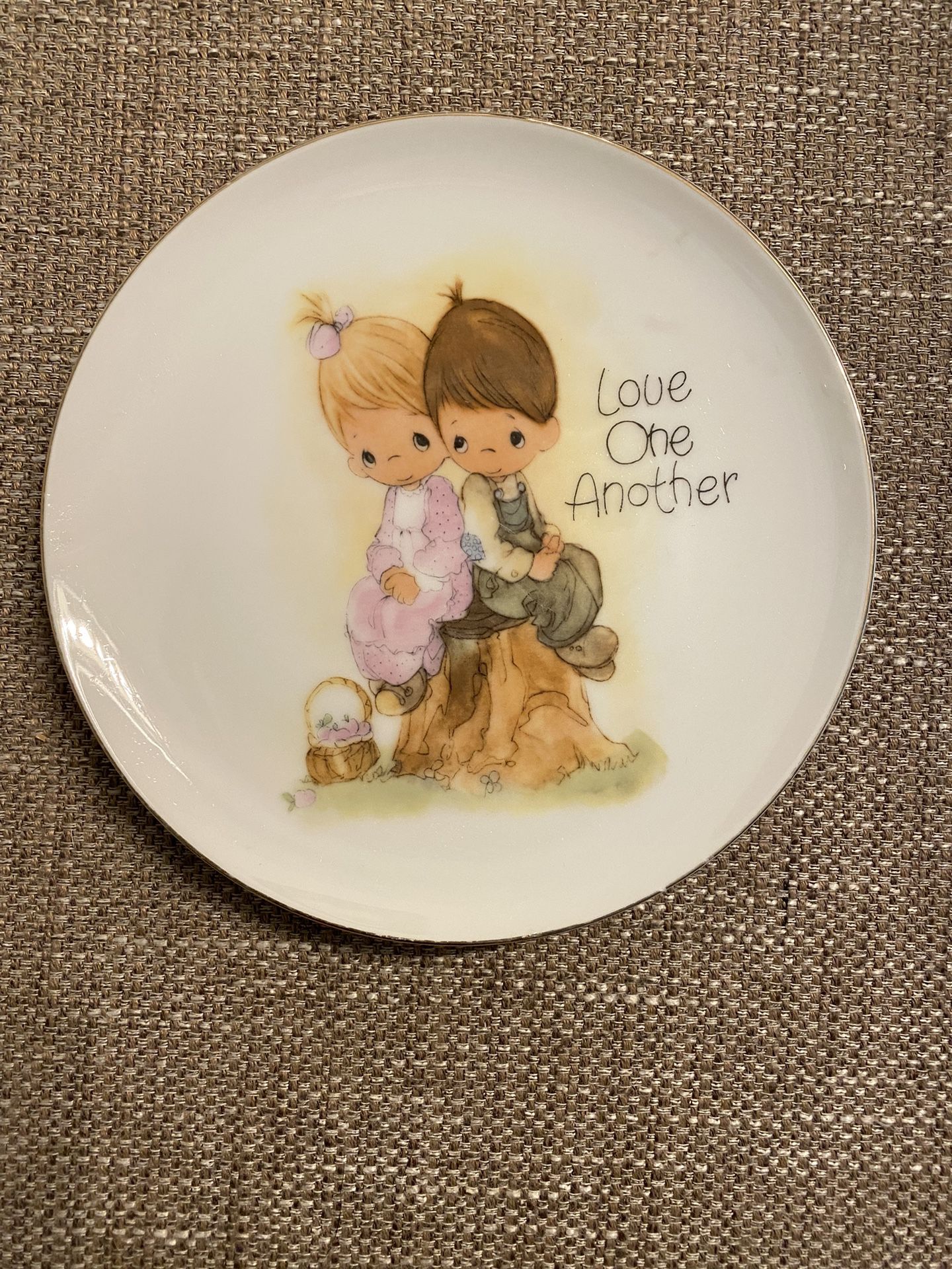 PRECIOUS MOMENTS “LOVE ONE ANOTHER” PLATE 1978