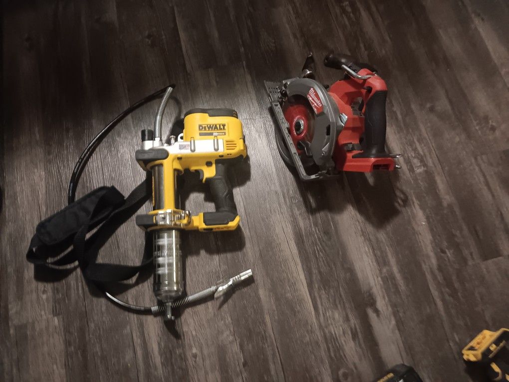 Cordless Dewalt Grease/caulk Gun