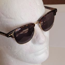 Calvin Klein CK20314S 235 Square Clubmaster Sunglasses Brown Tortoise &
Gold. 51x18x147. Pre-owned, very good shape, no scratches. Please see
the ph