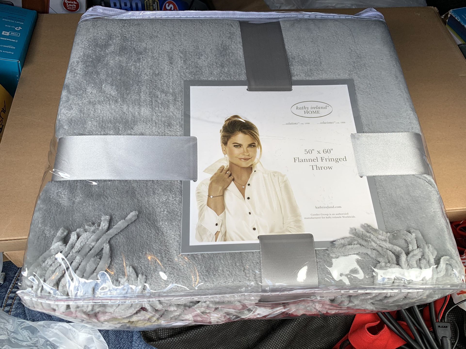 NEW KATHY IRELAND FLANNEL FRINGED THROW