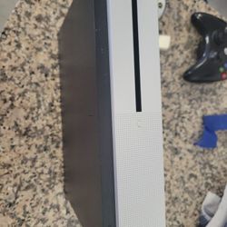 X BOX ONE S mint condition console only.

Cannot find power supply after move.

Pet SMOKE kid free home