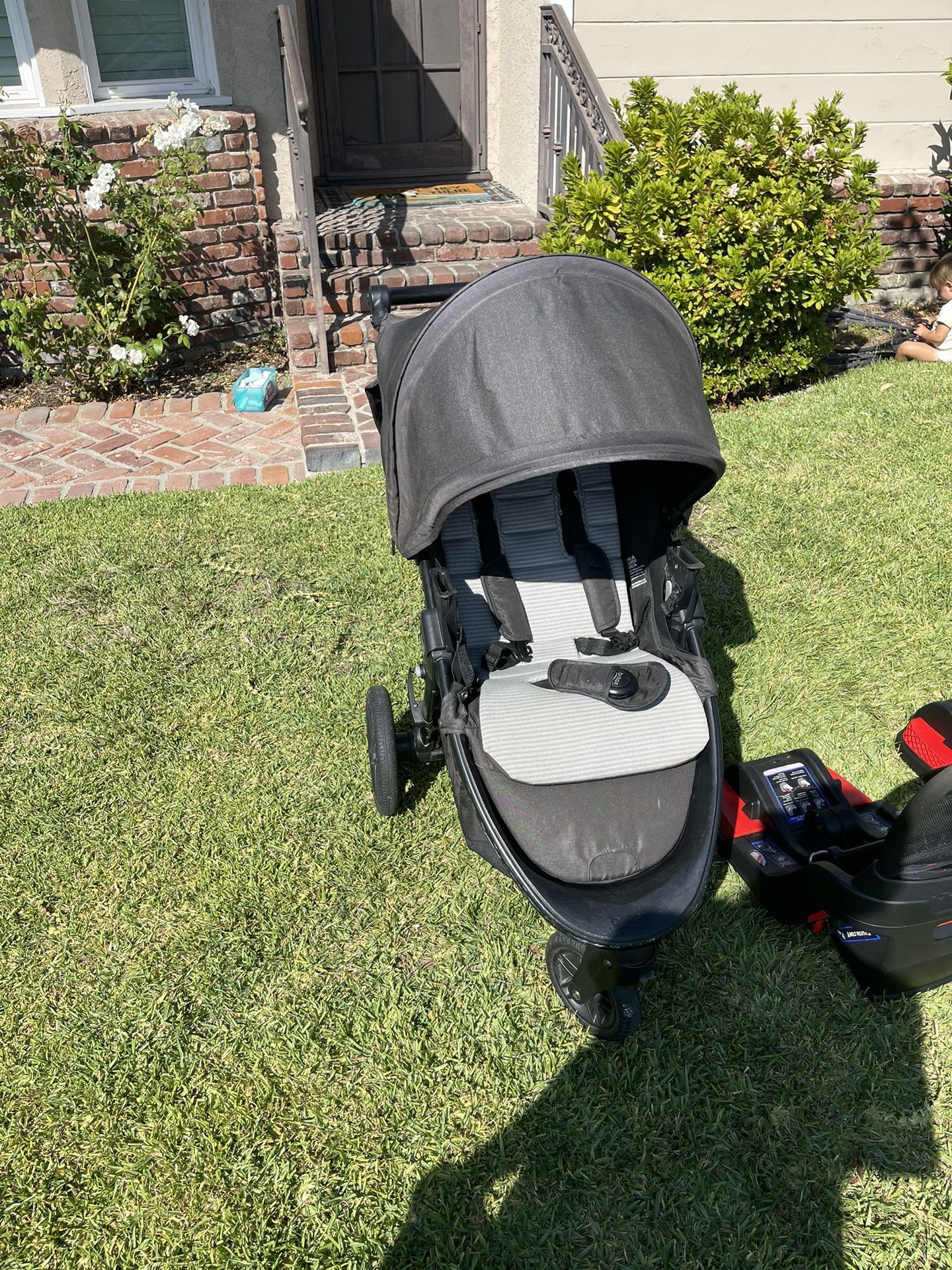 Britax B free And Endeavors Travel System With 2 Click And Go Car Seat Bases for Sale in Long Beach CA OfferUp